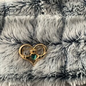 Elegant Gold Heart Brooch with Green Gem Vintage Claddagh Pin